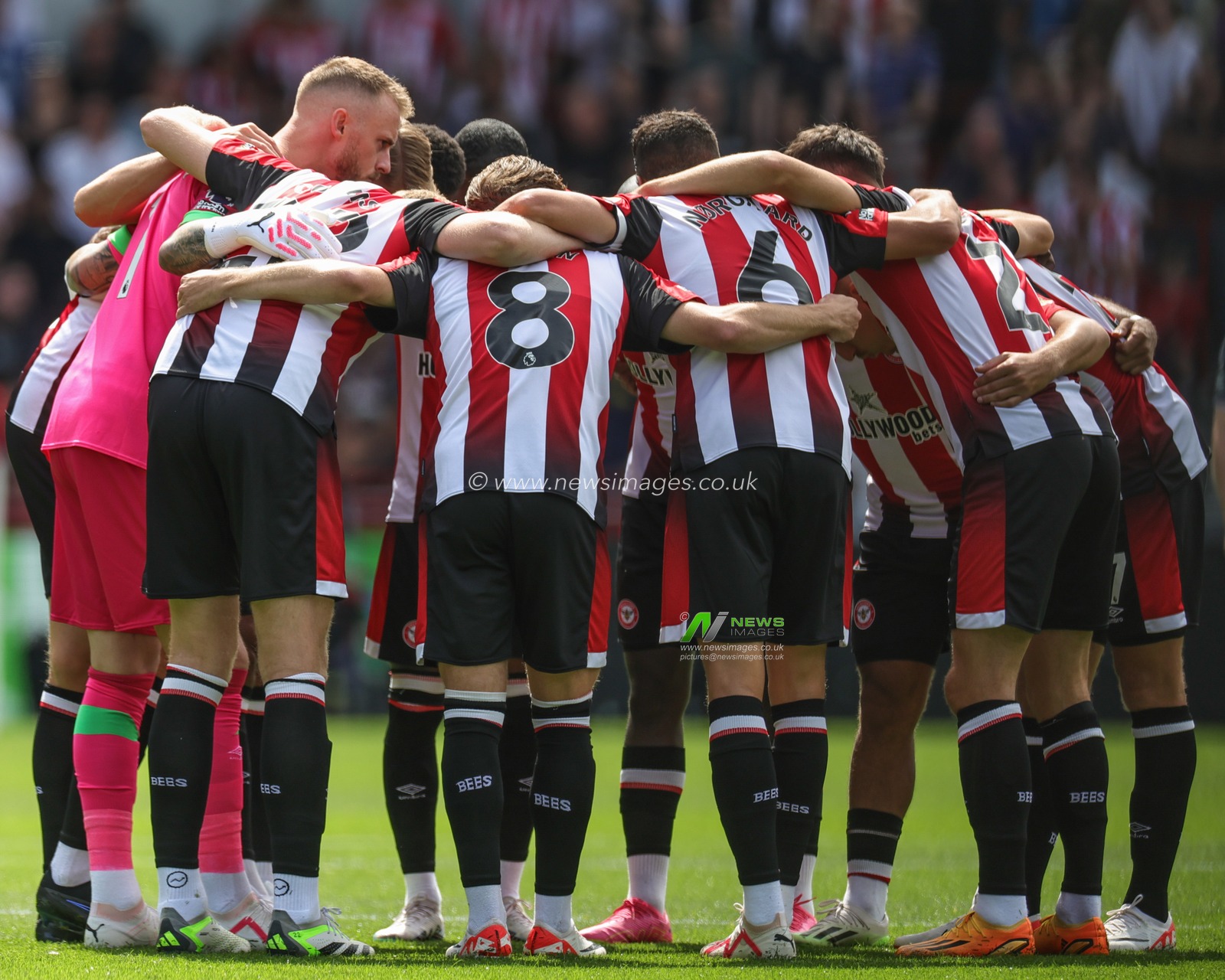 Brentford have a team huddle ahead of kickoff during the Premier League match Brentford vs Tottenham Hotspur at Brentford Community Stadium, London, United Kingdom, 13th August 2023

(Photo by Mark Cosgrove/News Images)