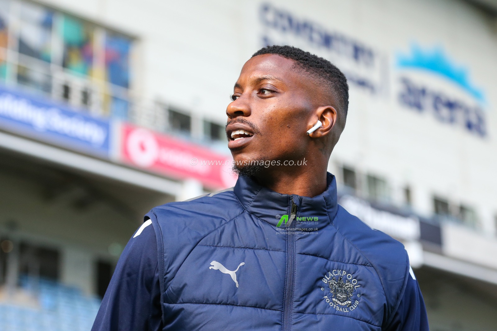 Marvin Ekpiteta #21 of Blackpool  arriving during the Sky Bet Championship match Coventry City vs Blackpool at Coventry Building Society Arena, Coventry, United Kingdom, 29th October 2022

(Photo by Arron Gent/News Images)