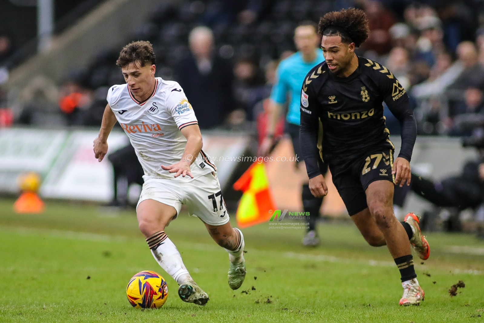 GonÃ§alo Franco of Swansea City under pressure from Milan van Ewijk of Coventry City during the Sky Bet Championship match Swansea City vs Coventry City at Swansea.com Stadium, Swansea, United Kingdom, 1st February 2025

(Photo by Andrew Lewis/News Images)