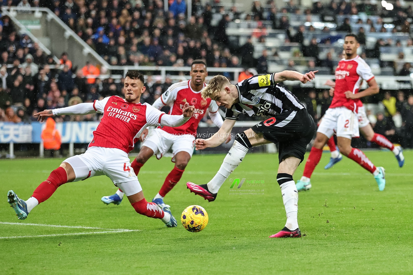 Anthony Gordon #10 of Newcastle United shoots at goal during the Premier League match Newcastle United vs Arsenal at St. James's Park, Newcastle, United Kingdom, 4th November 2023

(Photo by Mark Cosgrove/News Images)