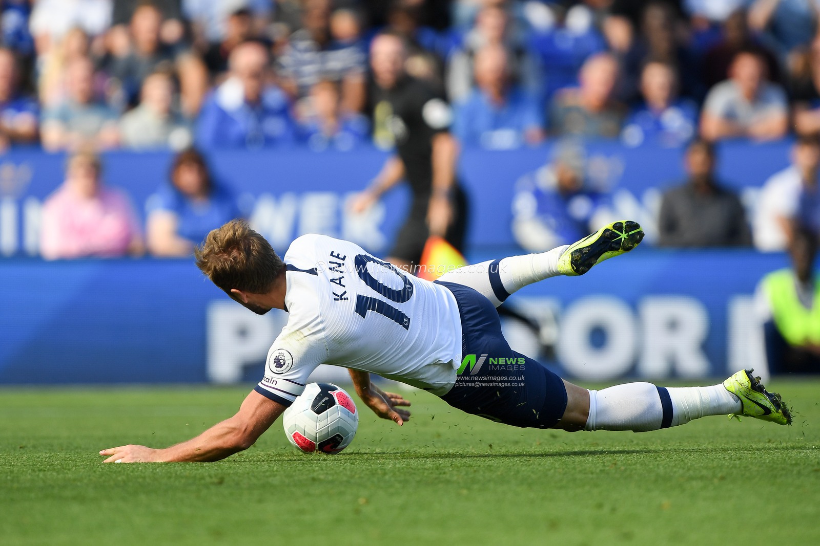 21st September 2019, King Power Stadium, Leicester, England ; Premier League Football, Leicester City vs Tottenham Hotspur : Harry Kane (10) of Tottenham Hotspur falls and scores a goal to make it 0-1


Credit: Jon Hobley/News Images

English Football League images are subject to DataCo Licence
