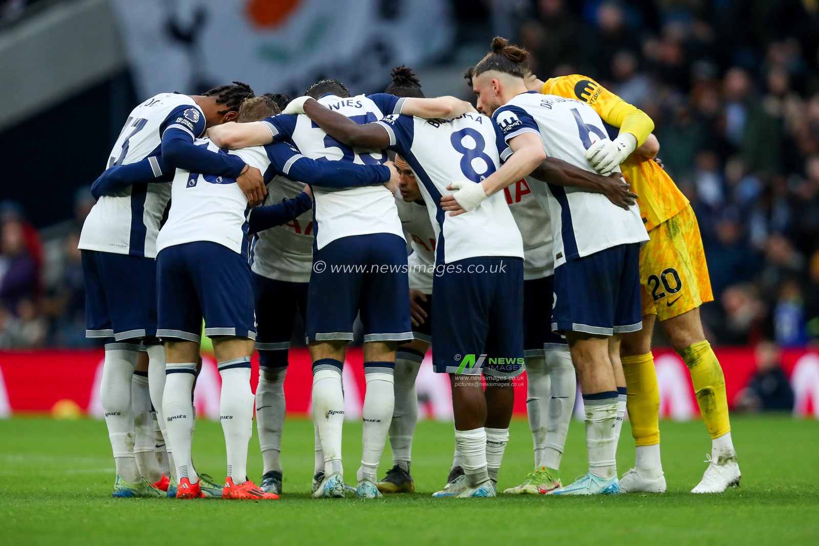 Tottenham Hotspur enter a huddle during the Premier League match Tottenham Hotspur vs Fulham at Tottenham Hotspur Stadium, London, United Kingdom, 1st December 2024

(Photo by Izzy Poles/News Images)