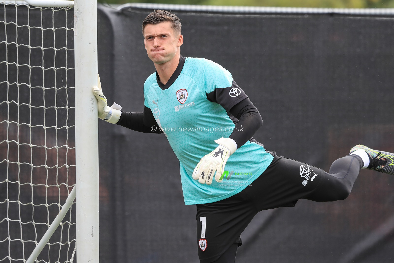 Liam Roberts #1 of Barnsley in the pregame warmup session during the Sky Bet League 1 match Bristol Rovers vs Barnsley at Memorial Stadium, Bristol, United Kingdom, 12th August 2023

(Photo by Alfie Cosgrove/News Images)