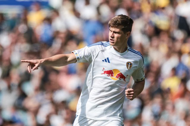 Jaka Bijol of Leeds United gives his team instructions during the Pre-season friendly match Leeds United vs Villarreal at Elland Road, Leeds, United Kingdom, 2nd August 2025

(Photo by Mark Cosgrove/News Images)