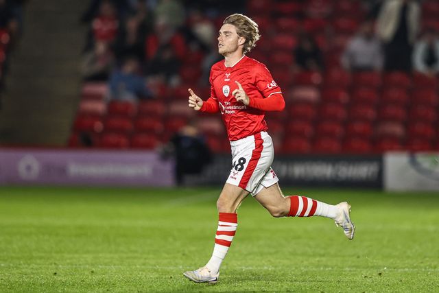 Luca Connell of Barnsley during the Sky Bet League One match Barnsley vs Blackpool at Oakwell, Barnsley, United Kingdom on 02 September 2026

(Photo by Alfie Cosgrove/News Images)