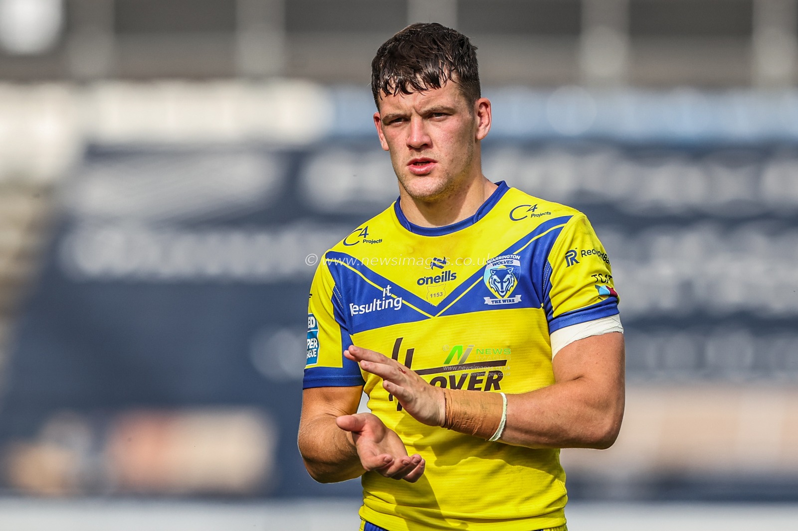 Josh Thewlis of Warrington Wolves applauds the fans after the game during the Betfred Super League Round 23 match Huddersfield Giants vs Warrington Wolves at Accu Stadium, Huddersfield, United Kingdom, 24th August 2025

(Photo by Alfie Cosgrove/News Images)