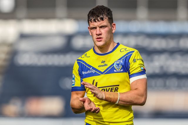 Josh Thewlis of Warrington Wolves applauds the fans after the game during the Betfred Super League Round 23 match Huddersfield Giants vs Warrington Wolves at Accu Stadium, Huddersfield, United Kingdom, 24th August 2025

(Photo by Alfie Cosgrove/News Images)