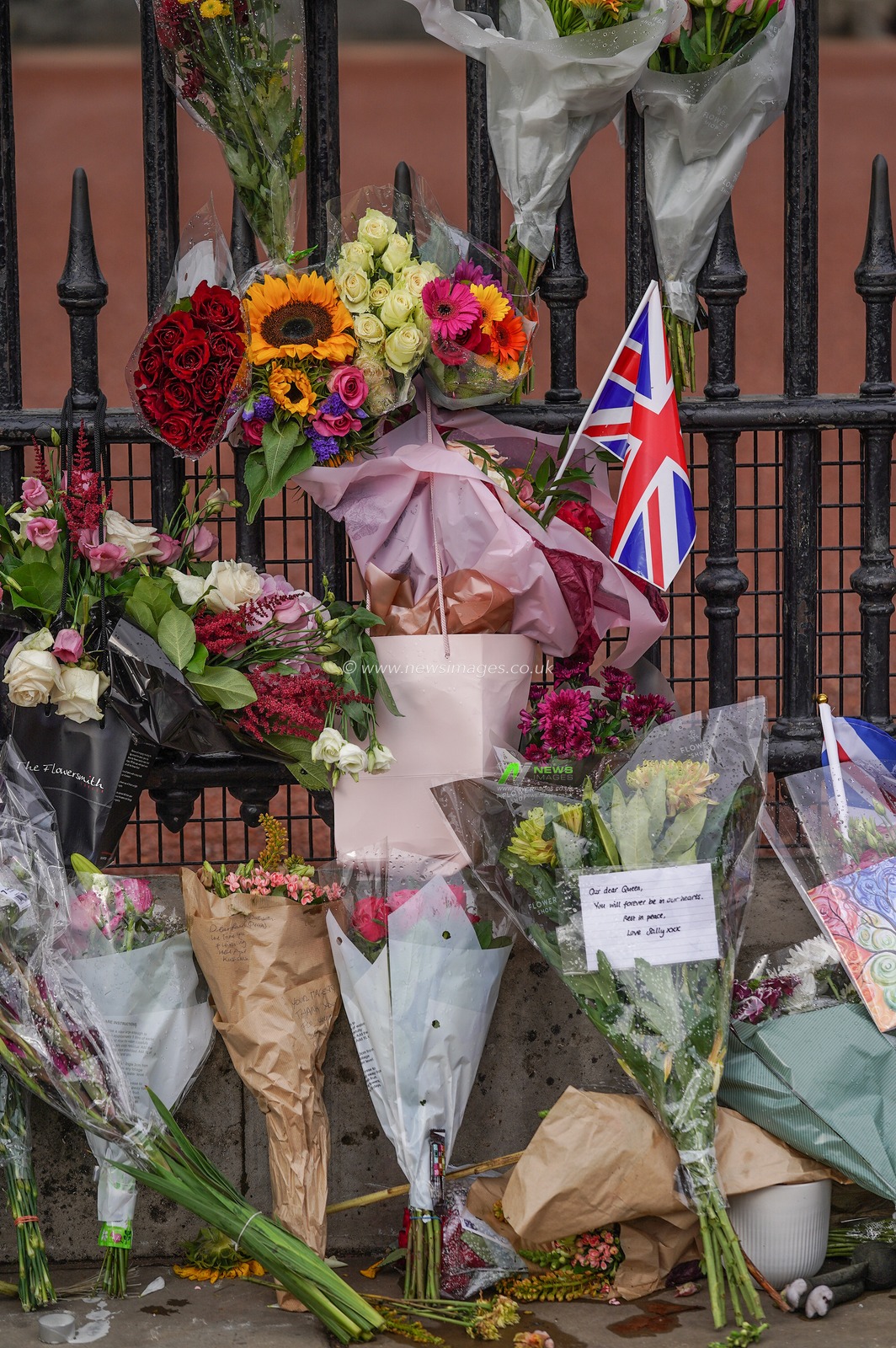 Flowers are laid at the Palace as mourners pay their respects after the passing of Her Majesty The Queen at Buckingham Palace, London, United Kingdom, 9th September 2022

(Photo by Richard Washbrooke/News Images)