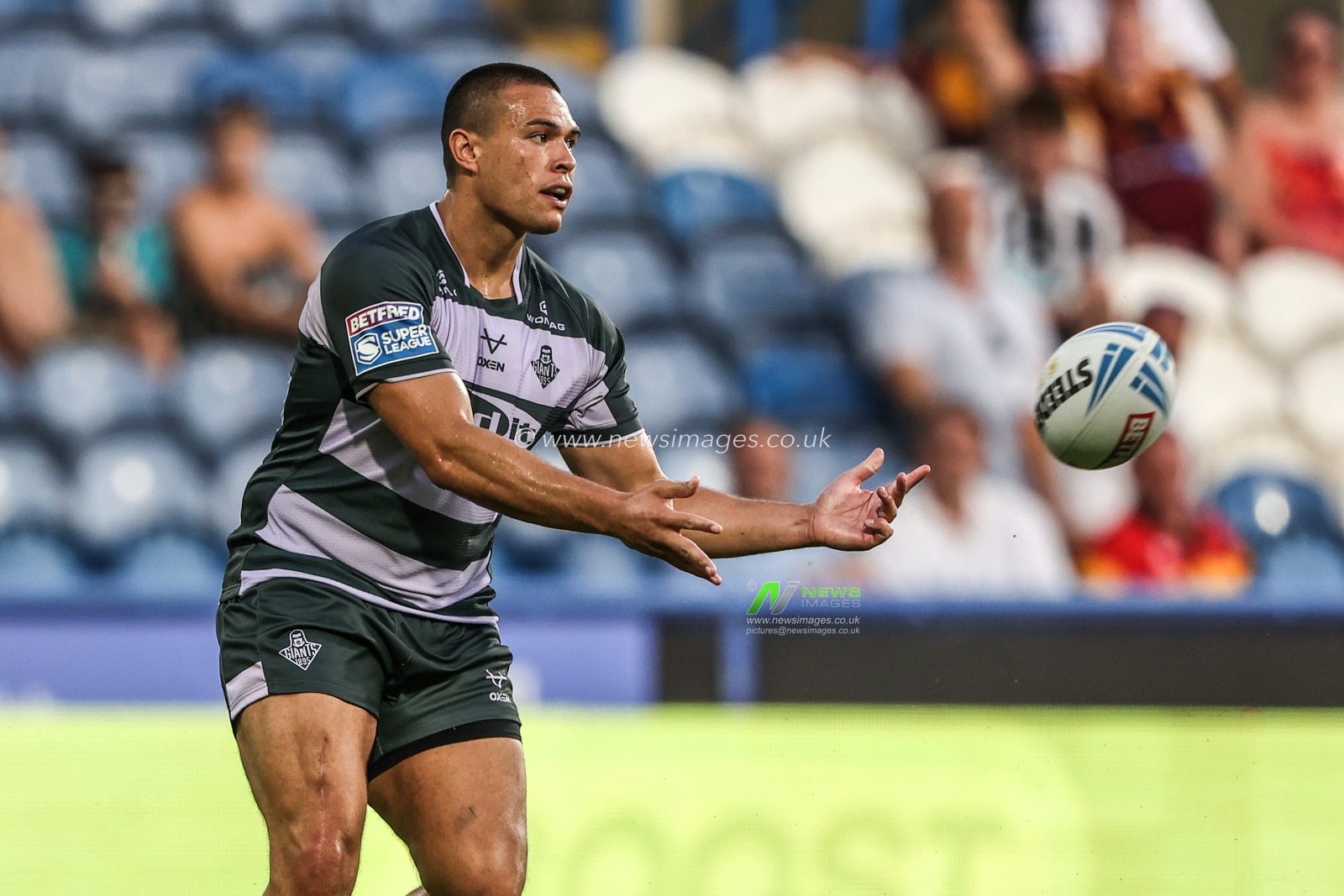 Tui Lolohea of Huddersfield Giants passes the ball during the Betfred Super League round 18 match Huddersfield Giants vs Bradford Bulls at Accu Stadium, Huddersfield, United Kingdom on 10 July 2026

(Photo by Alfie Cosgrove/News Images)