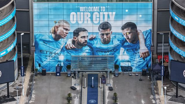 The players entrance with Welcome to our City mural of Erling Haaland, Bernardo Silva, Rodrigo and Ruben Dias of Manchester City during the Carabao Cup Semi-Final second leg match Manchester City vs Newcastle United at Etihad Stadium, Manchester, United Kingdom, 4th February 2026

(Photo by Mark Cosgrove/News Images)
