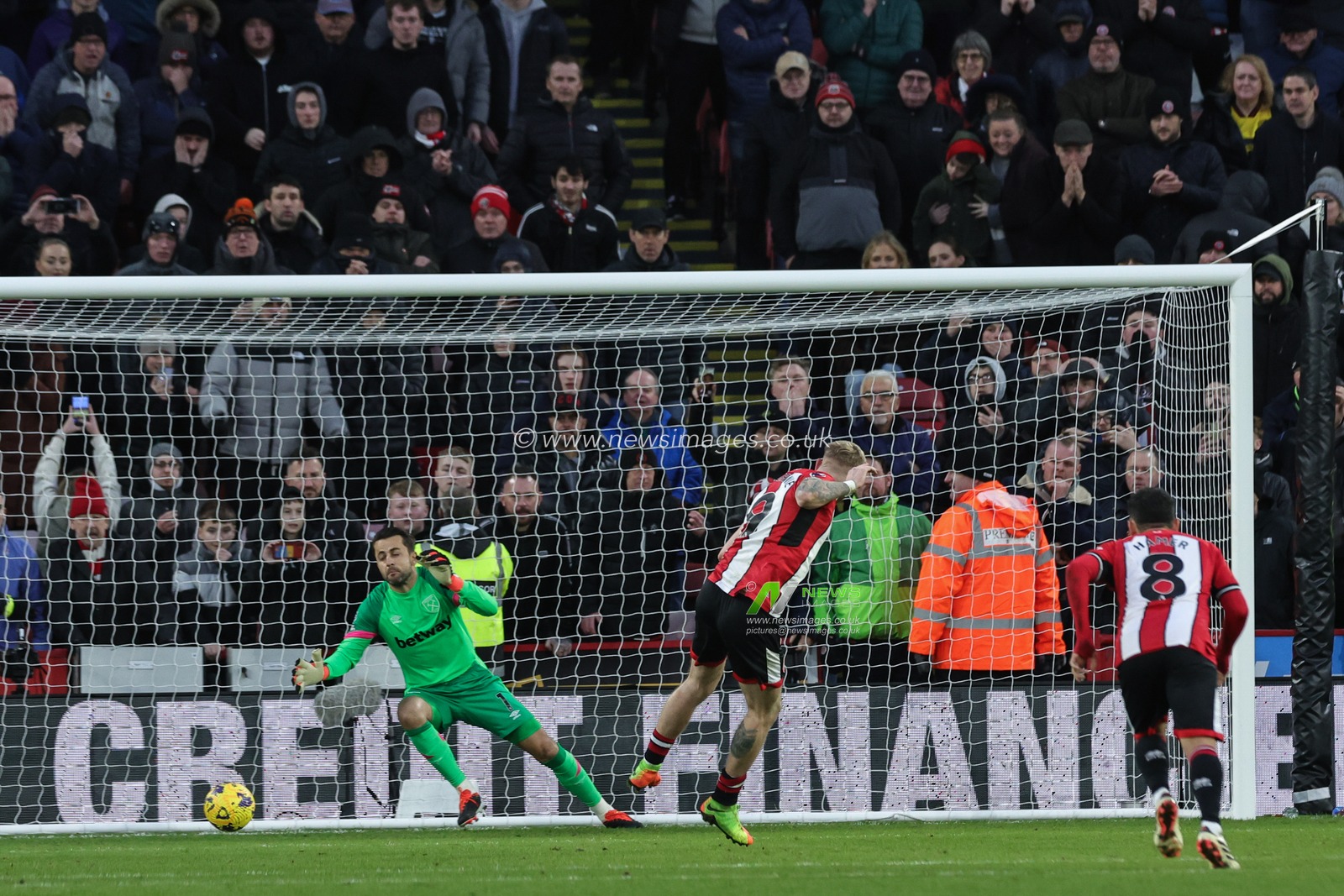 Oliver McBurnie of Sheffield United scores a penalty to make it 2-2 during the Premier League match Sheffield United vs West Ham United at Bramall Lane, Sheffield, United Kingdom, 21st January 2024

(Photo by Mark Cosgrove/News Images)