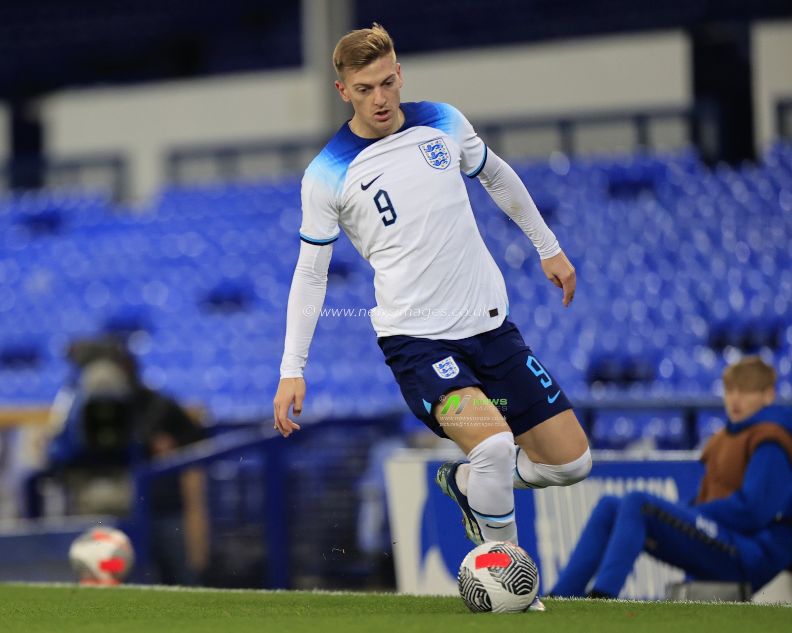 Liam Delap #9 of England U21 runs with the ball during the UEFA Euro U21 Qualifiers match England U21 vs Northern Ireland U21 at Goodison Park, Liverpool, United Kingdom, 21st November 2023

(Photo by Conor Molloy/News Images)