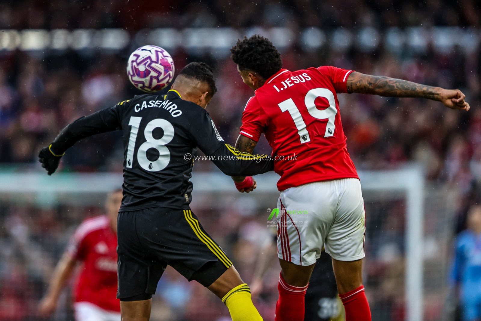 Casemiro of Manchester United and Igor Jesus of Nottingham Forest battle for the ball during the Premier League match Nottingham Forest vs Manchester United at City Ground, Nottingham, United Kingdom, 1st November 2025

(Photo by Alfie Cosgrove/News Images)

*** GER AUT SUI OUT ***