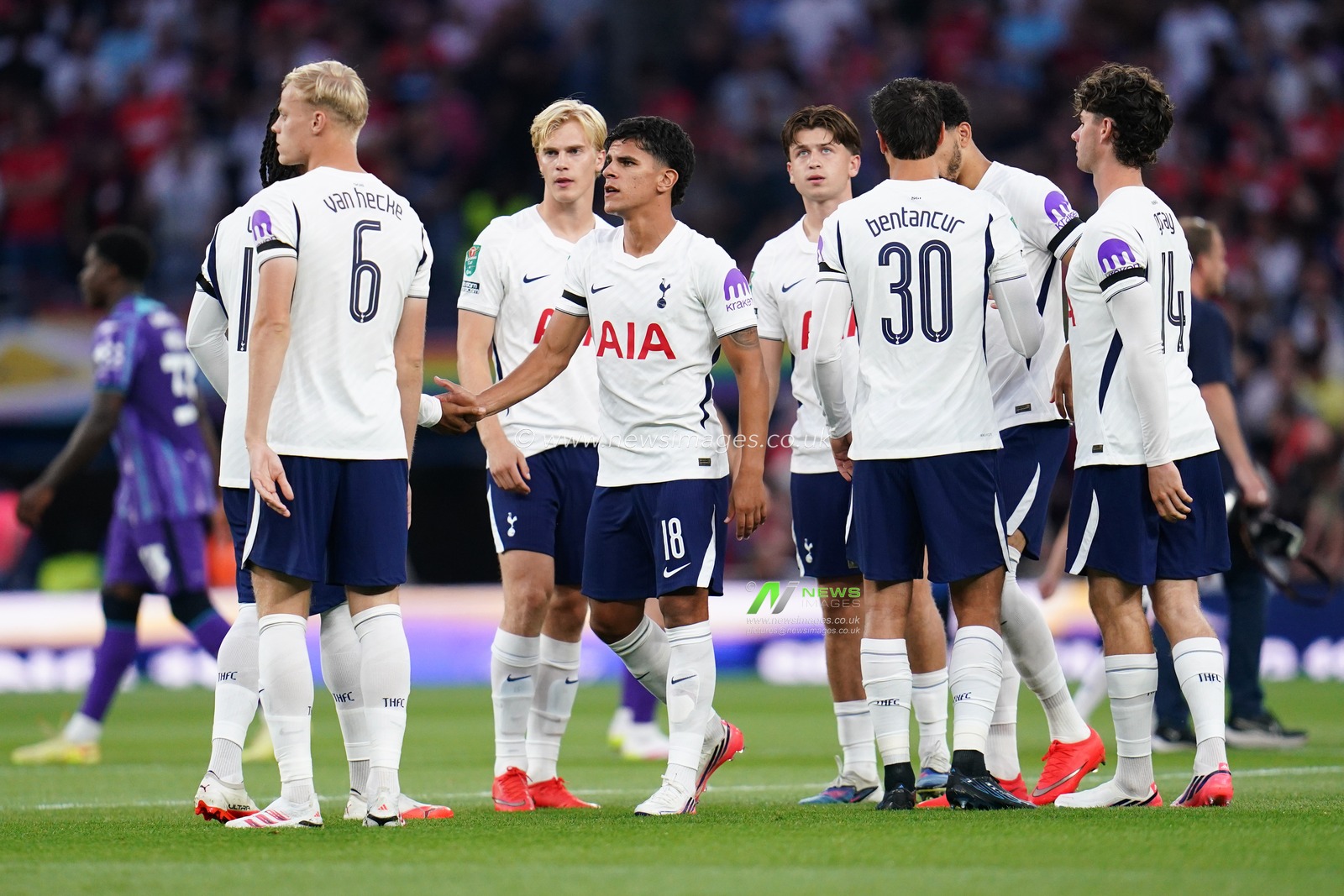 Tottenham Hotspur players ahead of kick off during the Carabao Cup round 2 match Tottenham Hotspur vs Charlton Athletic at Tottenham Hotspur Stadium, London, United Kingdom on 26 August 2026

(Photo by Harvey Murphy/News Images)