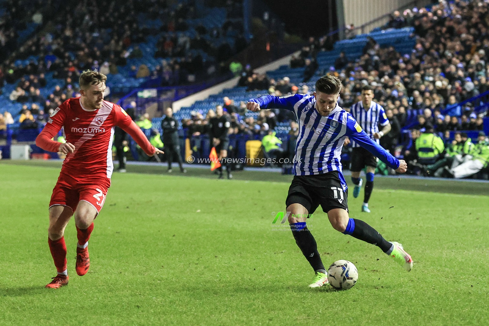 Josh Windass #11 of Sheffield Wednesday crosses the ball