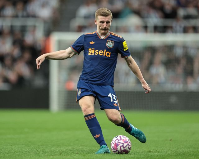 Matt Targett of Newcastle Untied passes the ball during the Pre-season friendly Newcastle United vs Espanyol at St. James's Park, Newcastle, United Kingdom, 8th August 2025

(Photo by Mark Cosgrove/News Images)