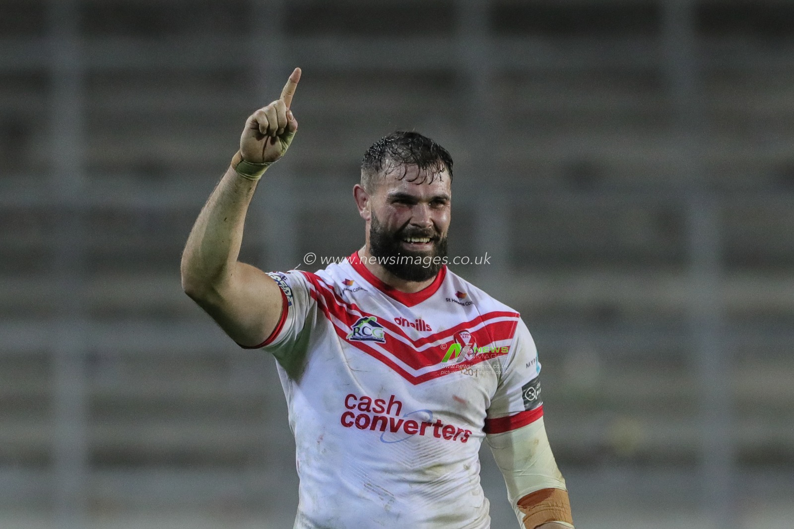 27th September 2019, Totally Wicked Stadium, St Helens, England; Betfred Super League Semi Final, Saint Helens v Wigan Warriors : Alex Walmsley (8) of St Helens celebrates as Saints book their place in the Grand Final after beating Wigan 40-10

Credit: Mark Cosgrove/News Images