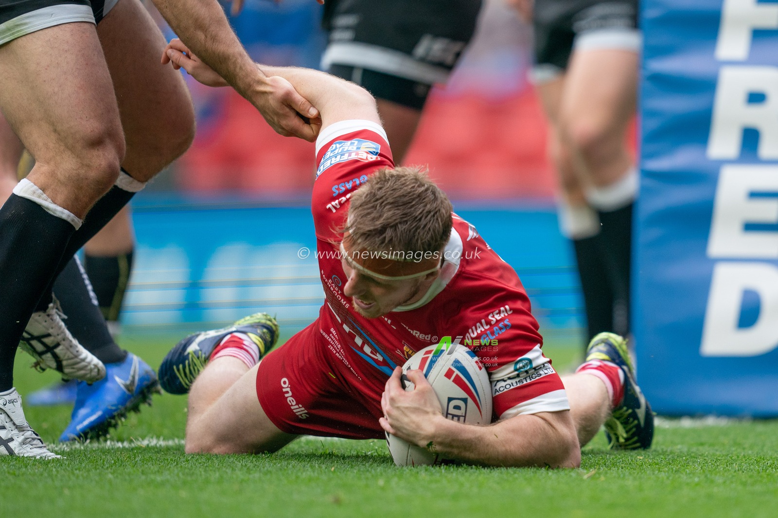 Huddersfield Giants's Adam O'Brien scores his sides fifth try



25th May 2019 , Anfield Stadium, Liverpool, England; Dacia Magic Weekend, Betfred Super League Round 16, Hull FC vs Huddersfield Giants ; 

Credit: Terry Donnelly/News Images
