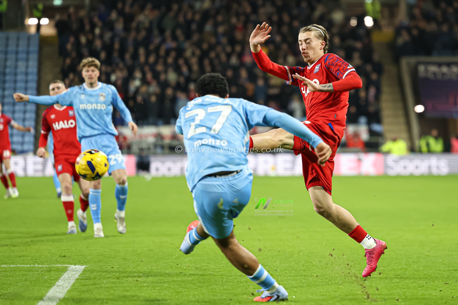 Milan van Ewijk of Coventry City kicks the ball however Jack Clarke of Ipswich Town tries to stop it during the Sky Bet Championship match Coventry City vs Ipswich Town at Coventry Building Society Arena, Coventry, United Kingdom, 29th December 2025

(Photo by Euan Manning/News Images)

*** GER AUT SUI OUT ***