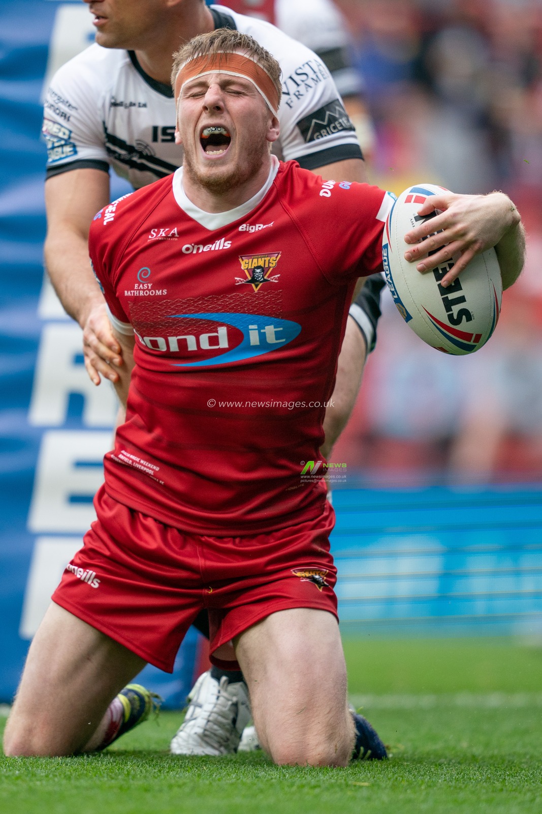 Huddersfield Giants's Adam O'Brien appears to be stood on while scoring  his sides fifth try



25th May 2019 , Anfield Stadium, Liverpool, England; Dacia Magic Weekend, Betfred Super League Round 16, Hull FC vs Huddersfield Giants ; 

Credit: Terry Donnelly/News Images