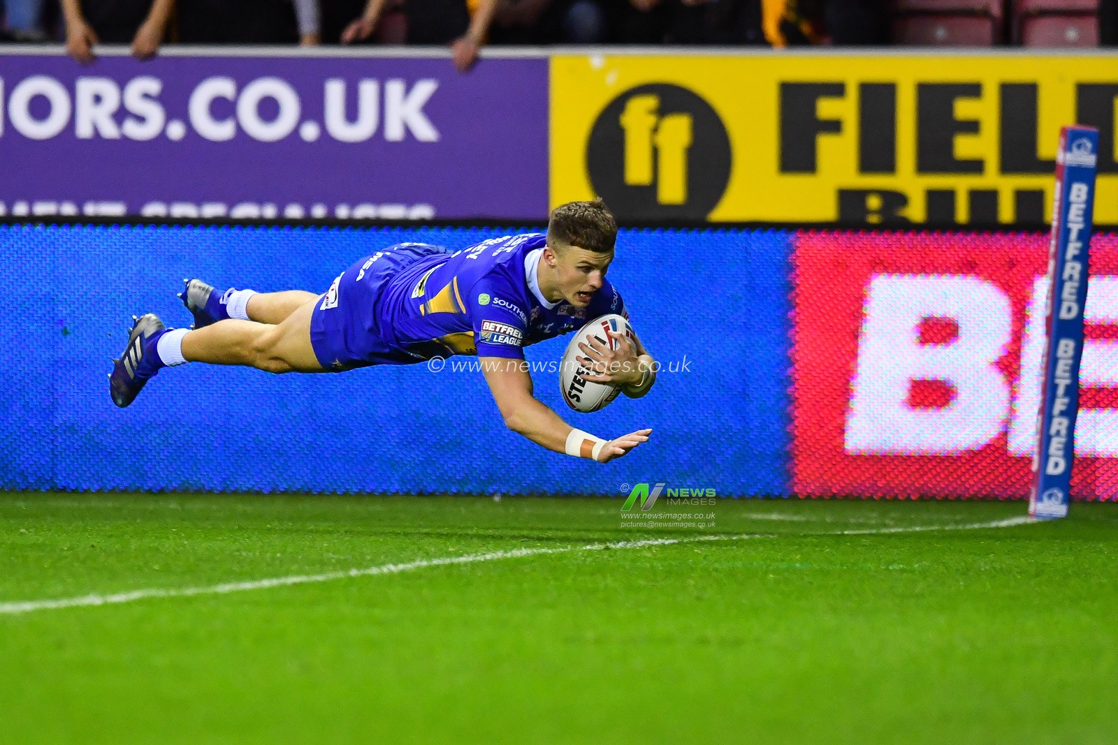 8th February  2019 , DW Stadium, Wigan, England;  Betfred Super League, Round 2, Wigan Warriors vs Leeds Rhinos ; Ash Handley (5) of Leeds Rhinos scores his sides first try

Credit: Craig Thomas/News Images