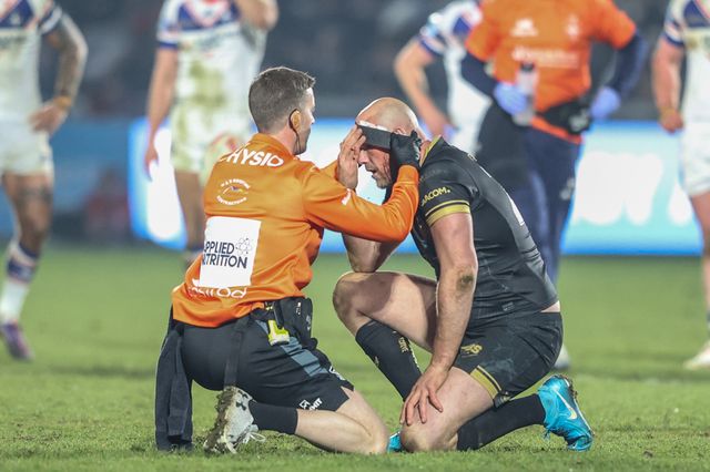 Liam Watts of Hull FC receives treatment for a head injury during the Betfred Super League Round 5 match Wakefield Trinity vs Hull FC at DIY Kitchens Stadium, Wakefield, United Kingdom, 21st March 2025

(Photo by Alfie Cosgrove/News Images)
