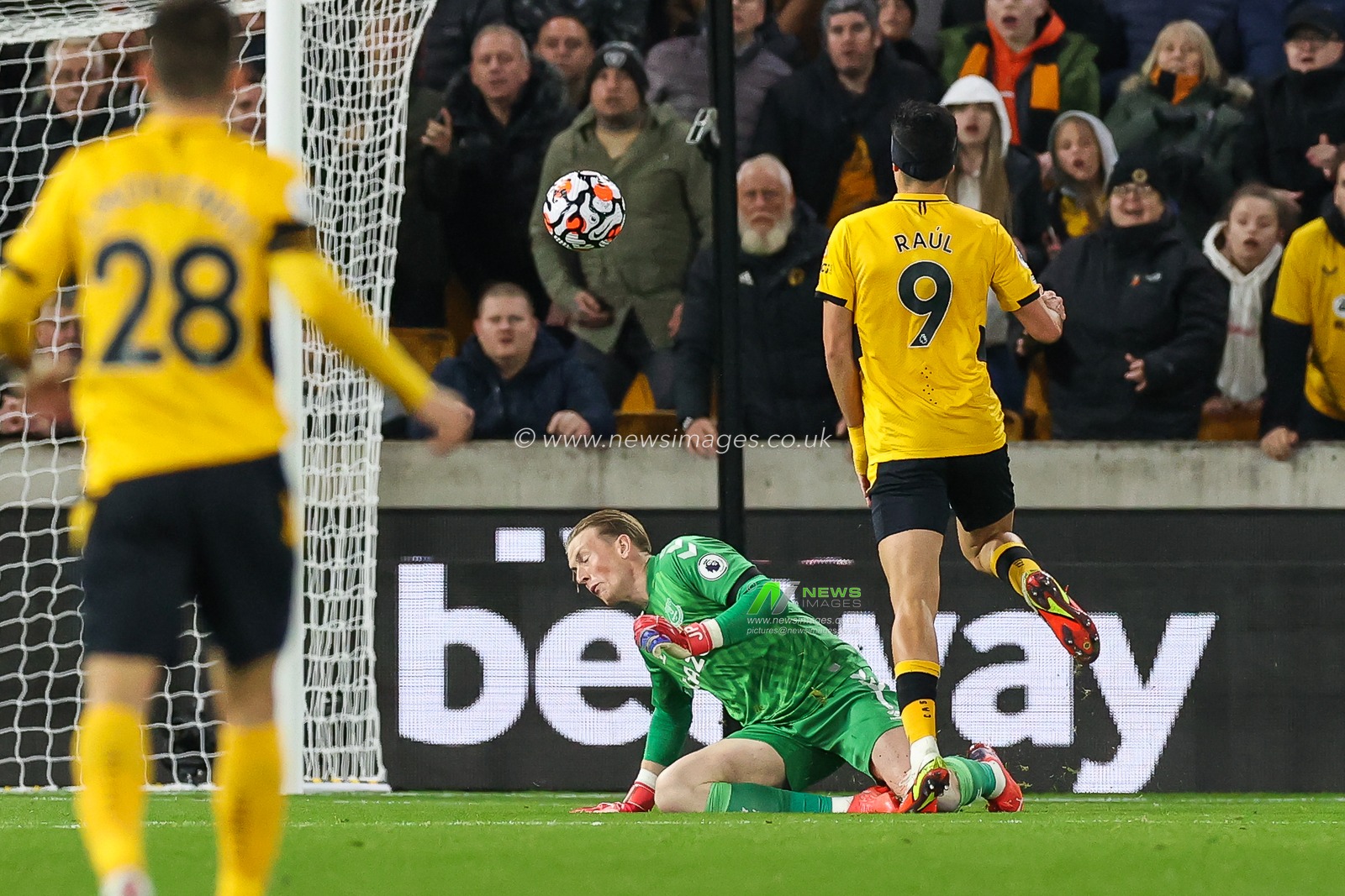 Raul Jimenez #9 of Wolverhampton Wanderers chips , Jordan Pickford to scores to make it 2-0