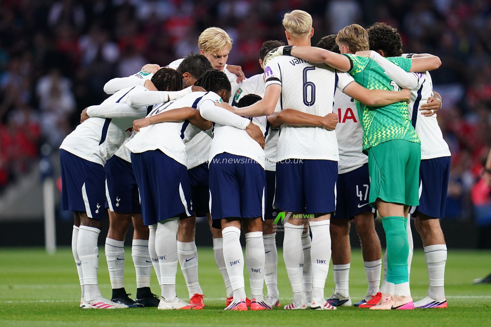 Tottenham players huddle ahead of kick off during the Carabao Cup round 2 match Tottenham Hotspur vs Charlton Athletic at Tottenham Hotspur Stadium, London, United Kingdom on 26 August 2026

(Photo by Harvey Murphy/News Images)