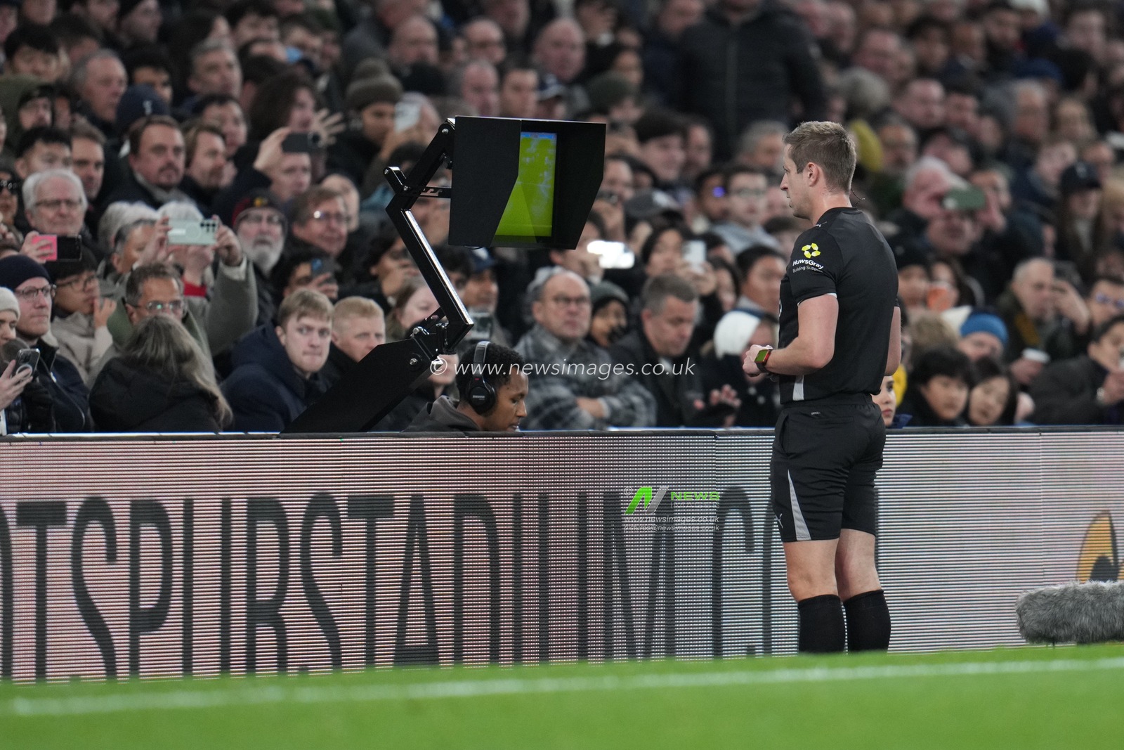 Referee John Brooks goes over to var monitor to look at potential red card during the Premier League match Tottenham Hotspur vs Liverpool at Tottenham Hotspur Stadium, London, United Kingdom, 20th December 2025

(Photo by Harvey Murphy/News Images)

*** GER AUT SUI OUT ***