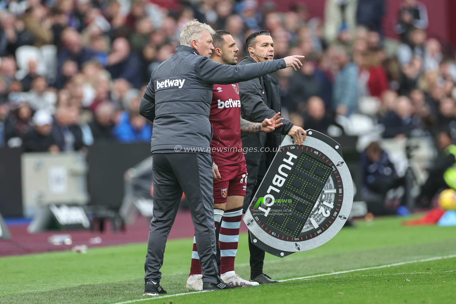 David Moyes manager of West Ham United gives Edson Ãlvarez #19 of West Ham United instructions as he prepares to come on during the Premier League match West Ham United vs Everton at London Stadium, London, United Kingdom, 29th October 2023

(Photo by Mark Cosgrove/News Images)