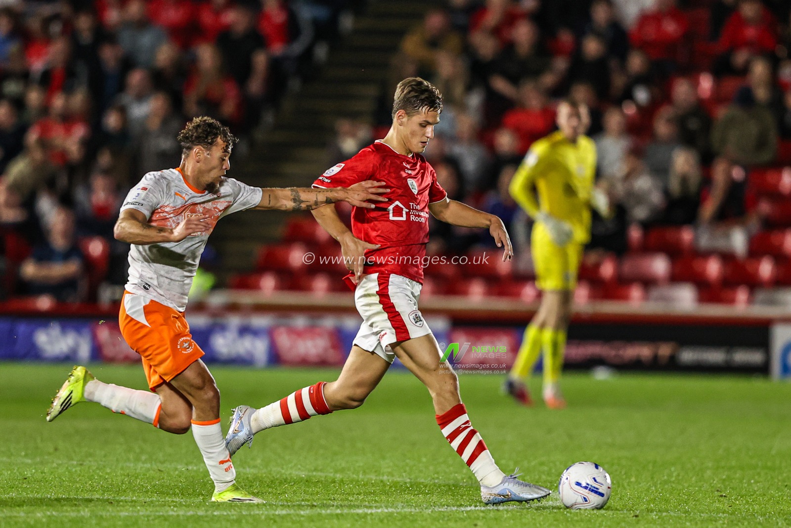 Sam Gale of Barnsley breaks with the ball during the Sky Bet League One match Barnsley vs Blackpool at Oakwell, Barnsley, United Kingdom on 02 September 2026

(Photo by Alfie Cosgrove/News Images)