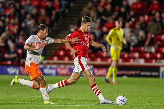 Sam Gale of Barnsley breaks with the ball during the Sky Bet League One match Barnsley vs Blackpool at Oakwell, Barnsley, United Kingdom on 02 September 2026

(Photo by Alfie Cosgrove/News Images)