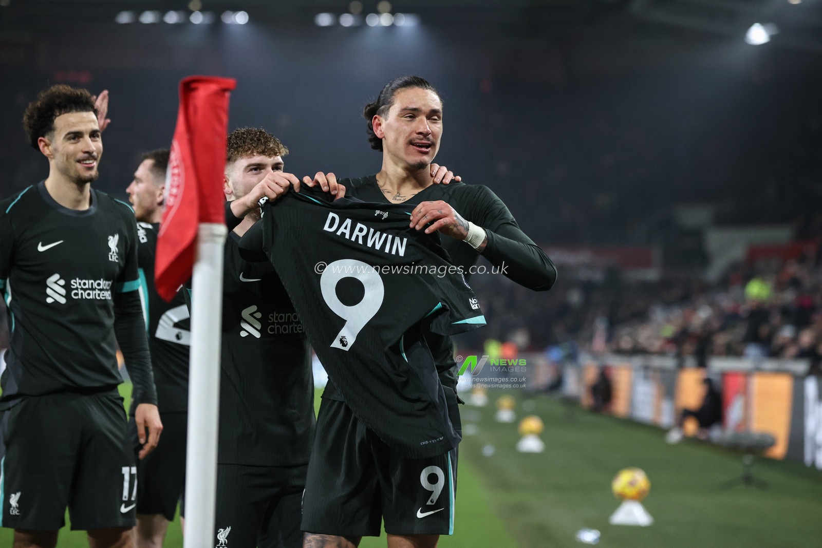 Darwin NÃºÃ±ez of Liverpool celebrates his goal to make it 0-1 during the Premier League match Brentford vs Liverpool at The Gtech Community Stadium, London, United Kingdom, 18th January 2025

(Photo by Alfie Cosgrove/News Images)