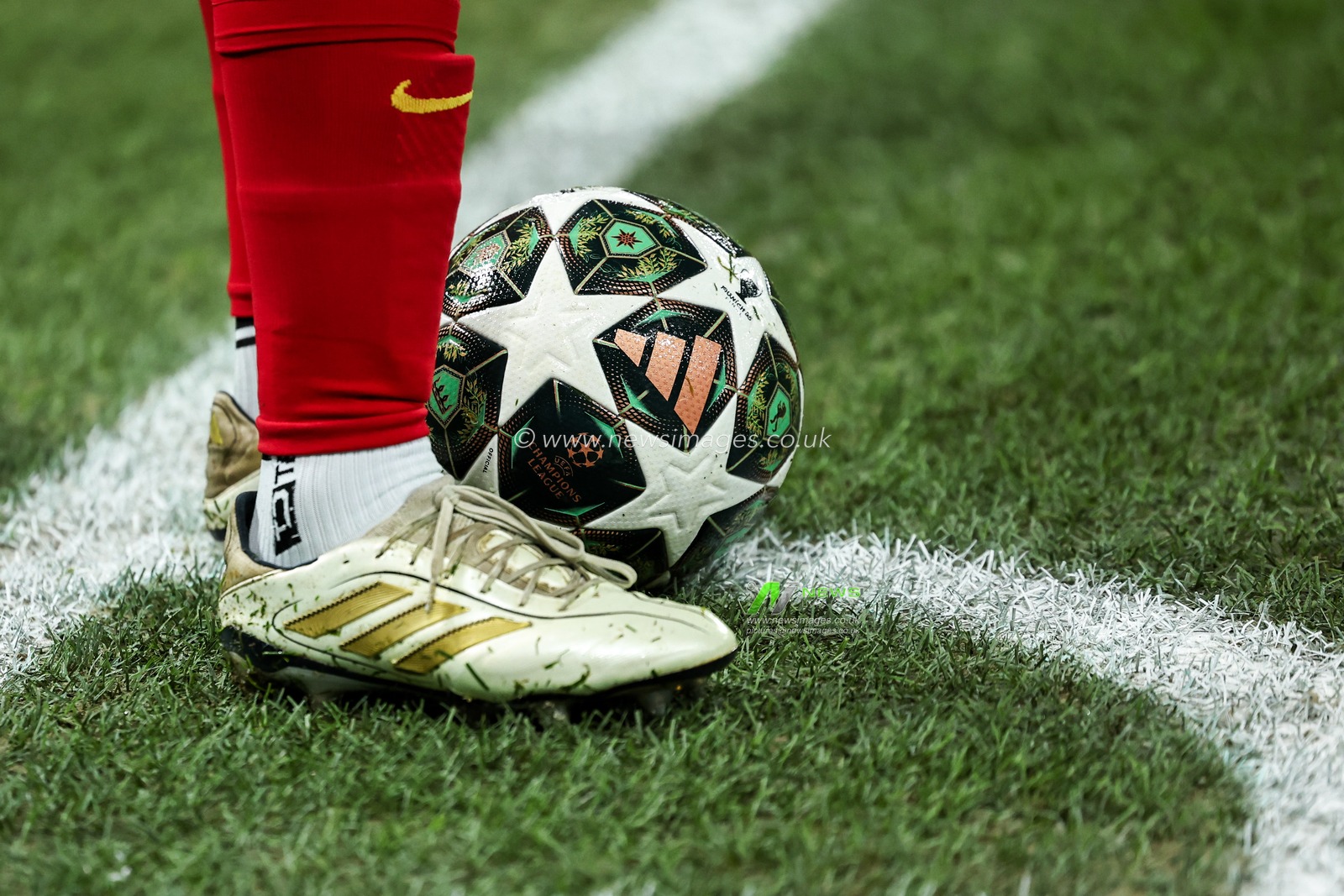 Alexis Mac Allister of Liverpool takes a corner during the UEFA Champions League Last 16 match Liverpool vs Paris Saint-Germain at Anfield, Liverpool, United Kingdom, 11th March 2025

(Photo by Mark Cosgrove/News Images)