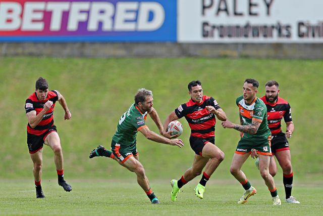 Tee Ritson of Barrow Raiders makes a break during the Betfred Championship match Hunslet RLFC vs Barrow Raiders at South Leeds Stadium, Leeds, United Kingdom, 22nd June 2025

(Photo by Sam Eaden/News Images)