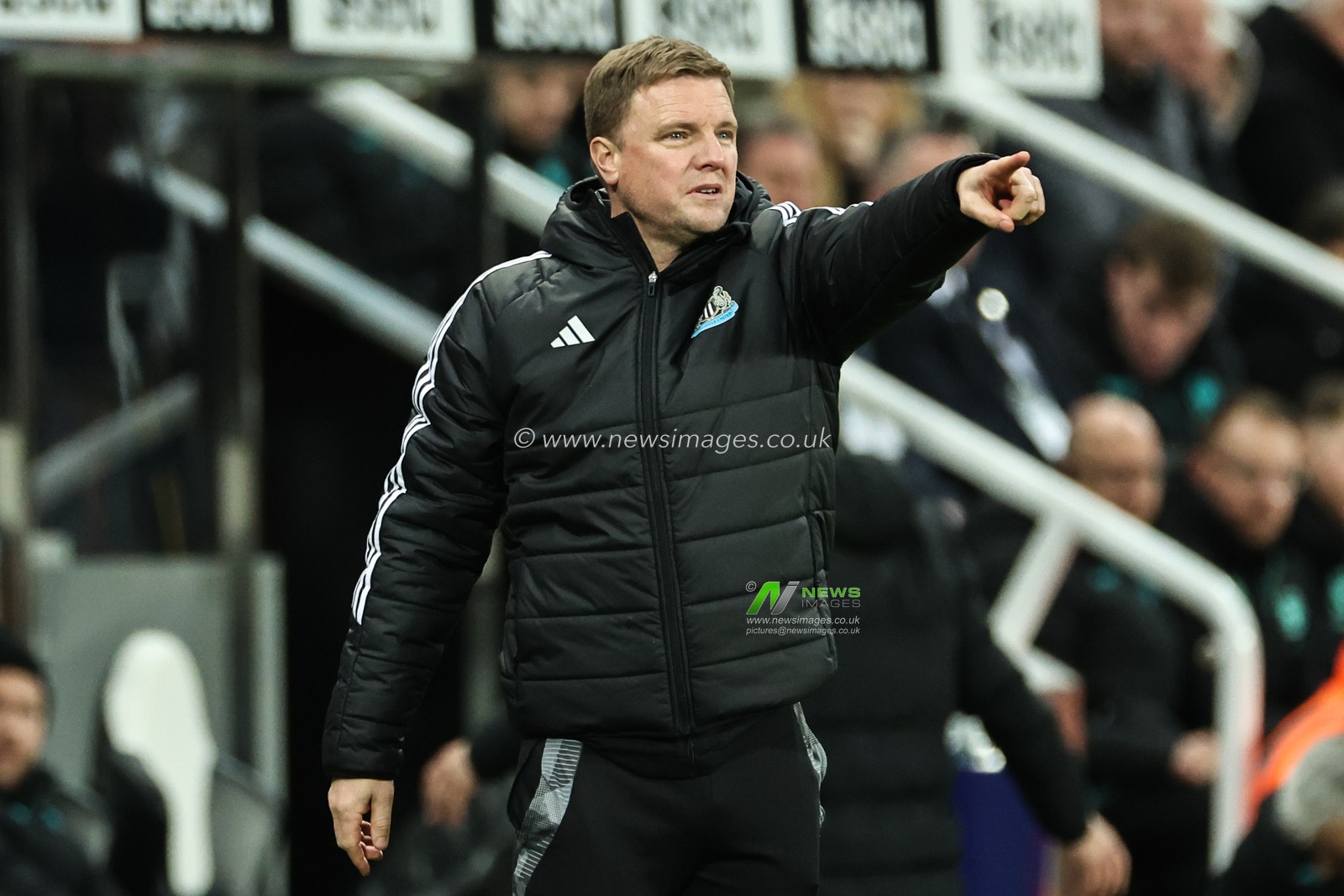 Eddie Howe manager of Newcastle United gives his players instructions during the Premier League match Newcastle United vs Wolverhampton Wanderers at St. James's Park, Newcastle, United Kingdom, 15th January 2025

(Photo by Mark Cosgrove/News Images)