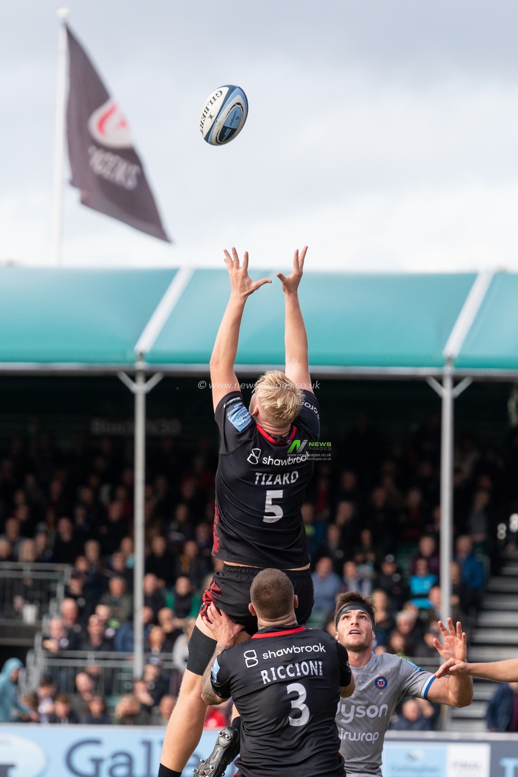 Hugh Tizard #5 of Saracens catches the ball during the Gallagher Premiership match Saracens vs Bath Rugby at StoneX Stadium, London, United Kingdom, 15th October 2022

(Photo by Richard Washbrooke/News Images)