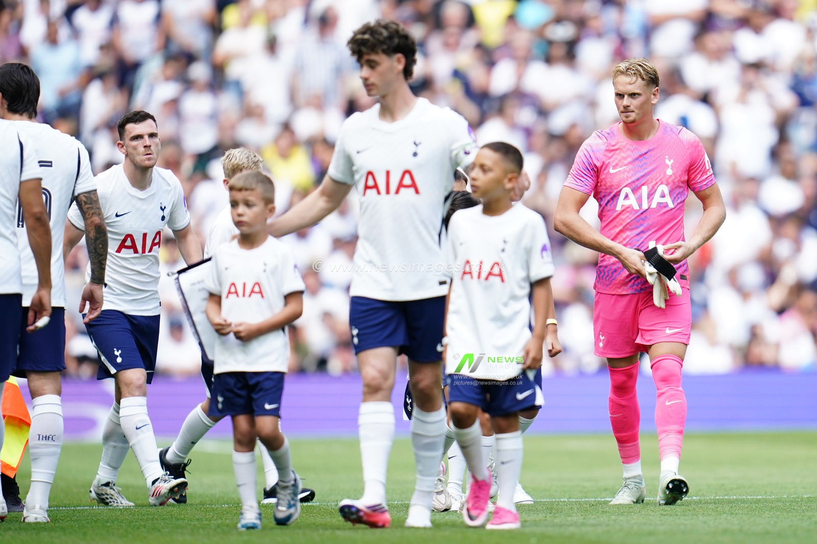 Tottenham Hotspur goalkeeper Antonin Kinsky ahead of kick off during the pre-season friendly match Tottenham Hotspur vs Hoffenheim at Tottenham Hotspur Stadium, London, United Kingdom on 15 August 2026

(Photo by Harvey Murphy/News Images)