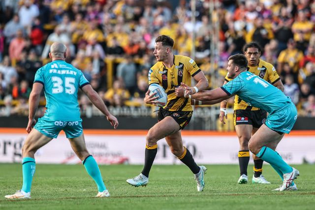 Sam Wood of Castleford Tigers breaks with the ball during the Betfred Super League round 17 match Castleford Tigers vs Huddersfield Giants at The Mend-A-Hose Jungle, Castleford, United Kingdom, 3rd July 2025

(Photo by Alfie Cosgrove/News Images)