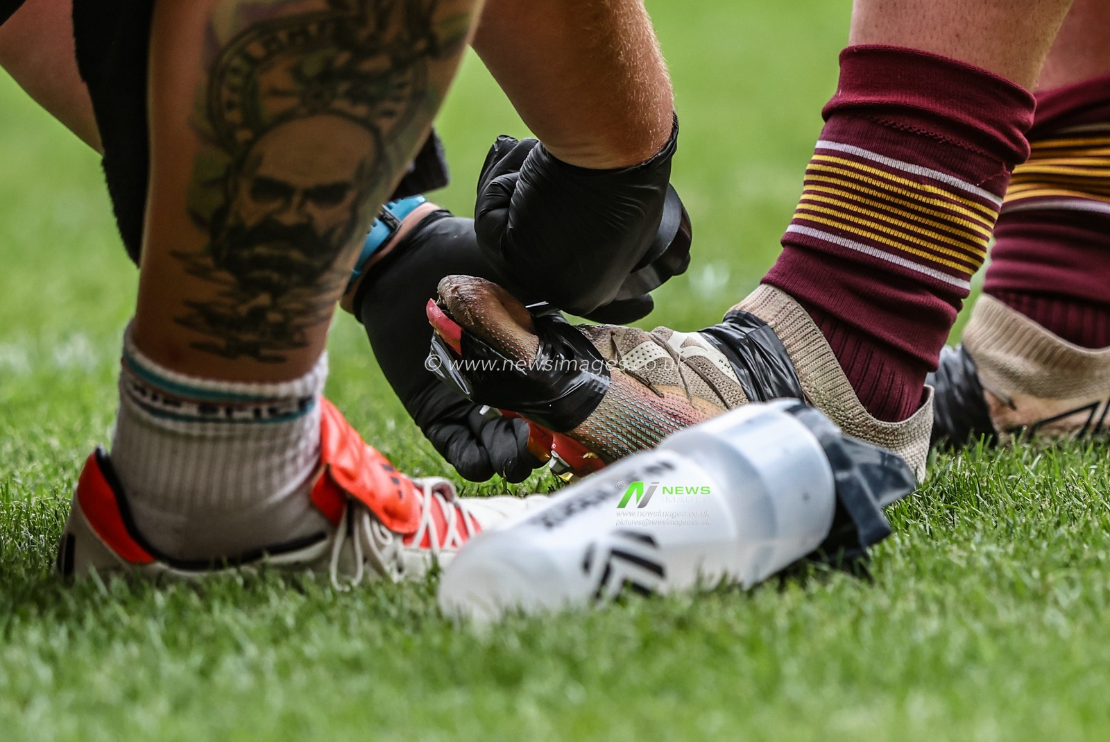 Jake Bibby of Huddersfield Giants has his shoe taped during the Betfred Super League round 20 match Hull FC vs Huddersfield Giants at MKM Stadium, Hull, United Kingdom, 26th July 2025

(Photo by Alfie Cosgrove/News Images)