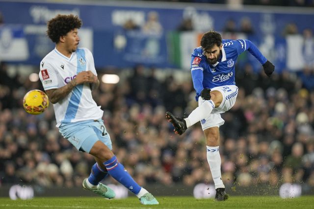 AndrÃ© Gomes of Everton drives a shot at the Crystal Palace goal during the Emirates FA Cup Third Round Replay match Everton vs Crystal Palace at Goodison Park, Liverpool, United Kingdom, 17th January 2024

(Photo by Steve Flynn/News Images)