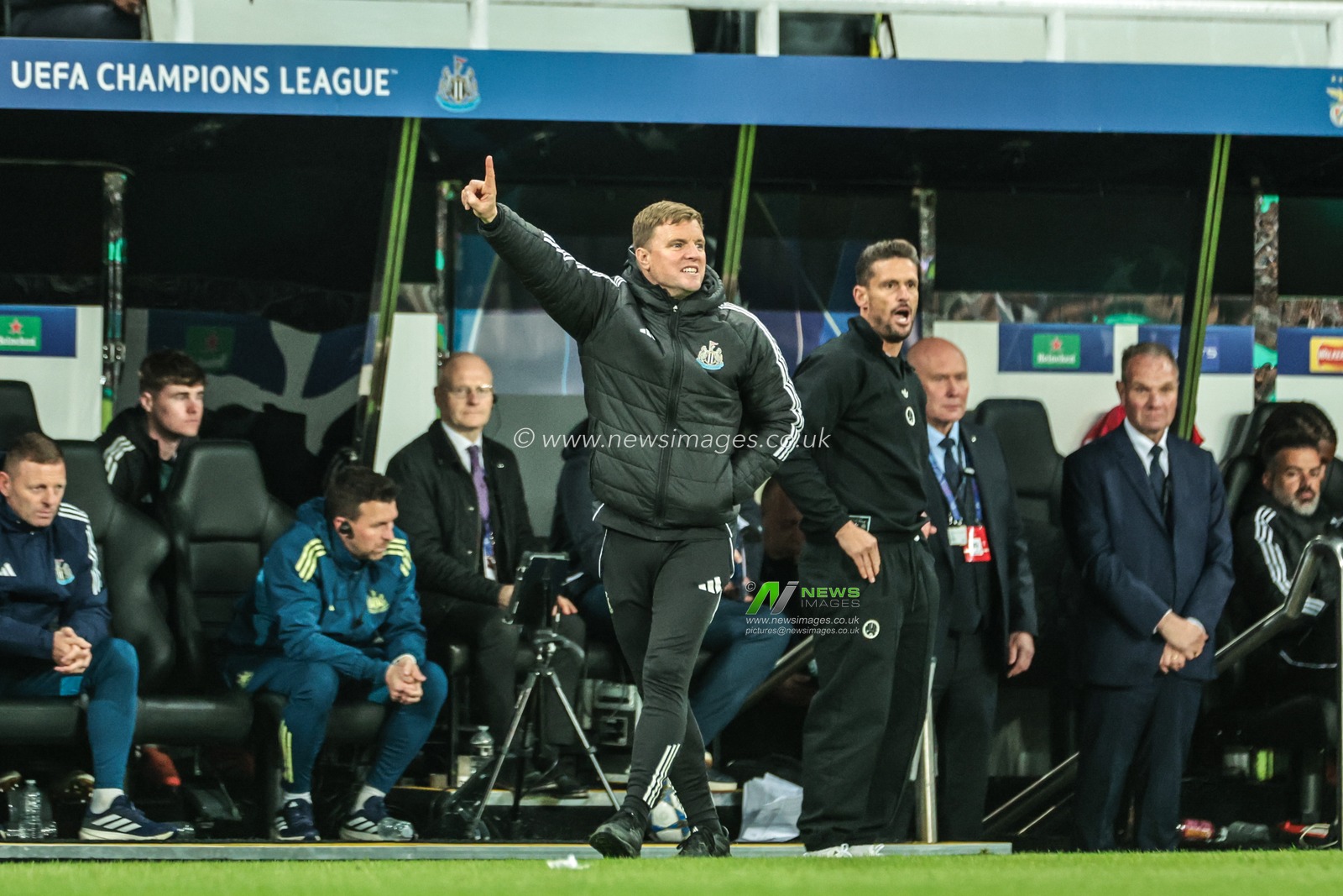 Eddie Howe manager of Newcastle United gives his team instructions during the UEFA Champions League Matchday 3 of 8 Newcastle United vs Benfica at St. James's Park, Newcastle, United Kingdom, 21st October 2025

(Photo by Mark Cosgrove/News Images)