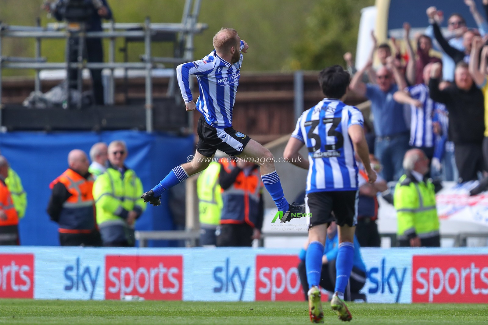 Barry Bannan #10 of Sheffield Wednesday celebrates his goal to make it 0-1 during the Sky Bet League 1 match Oxford United vs Sheffield Wednesday at Kassam Stadium, Oxford, United Kingdom, 7th April 2023

(Photo by Gareth Evans/News Images)