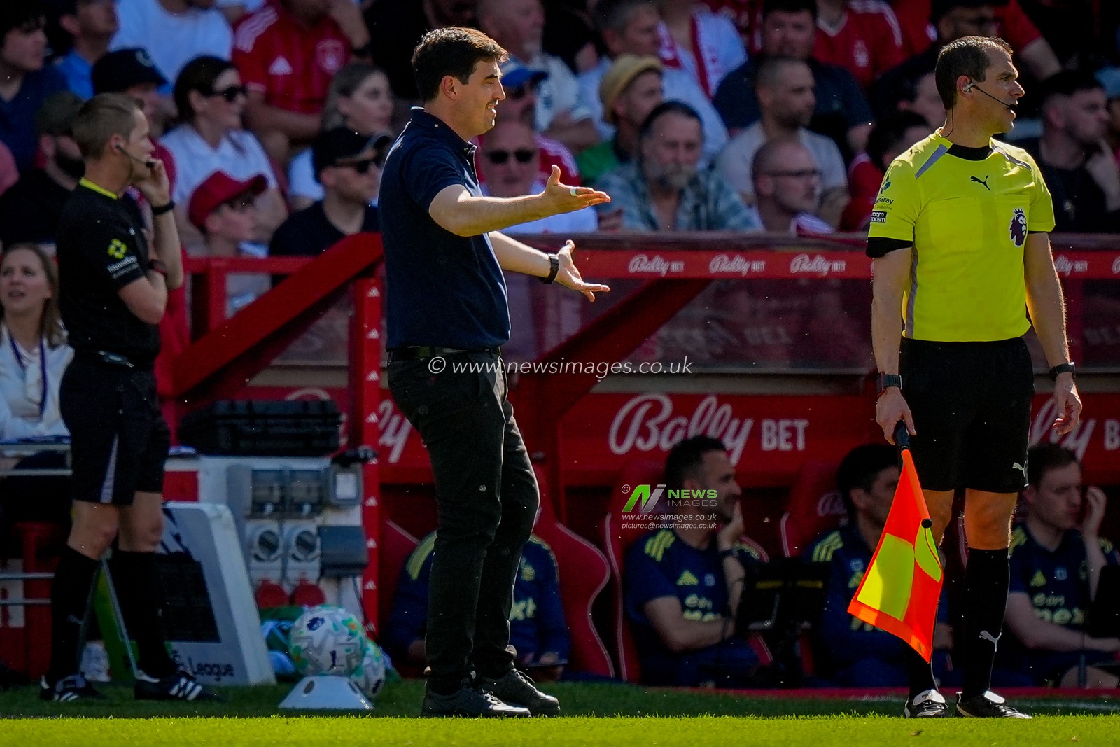 Andoni Iraola manager of Bournemouth gives his team instructions  during the Premier League match Nottingham Forest vs Bournemouth at City Ground, Nottingham, United Kingdom on 24 May 2026

(Photo by Maynard Manyowa/News Images)