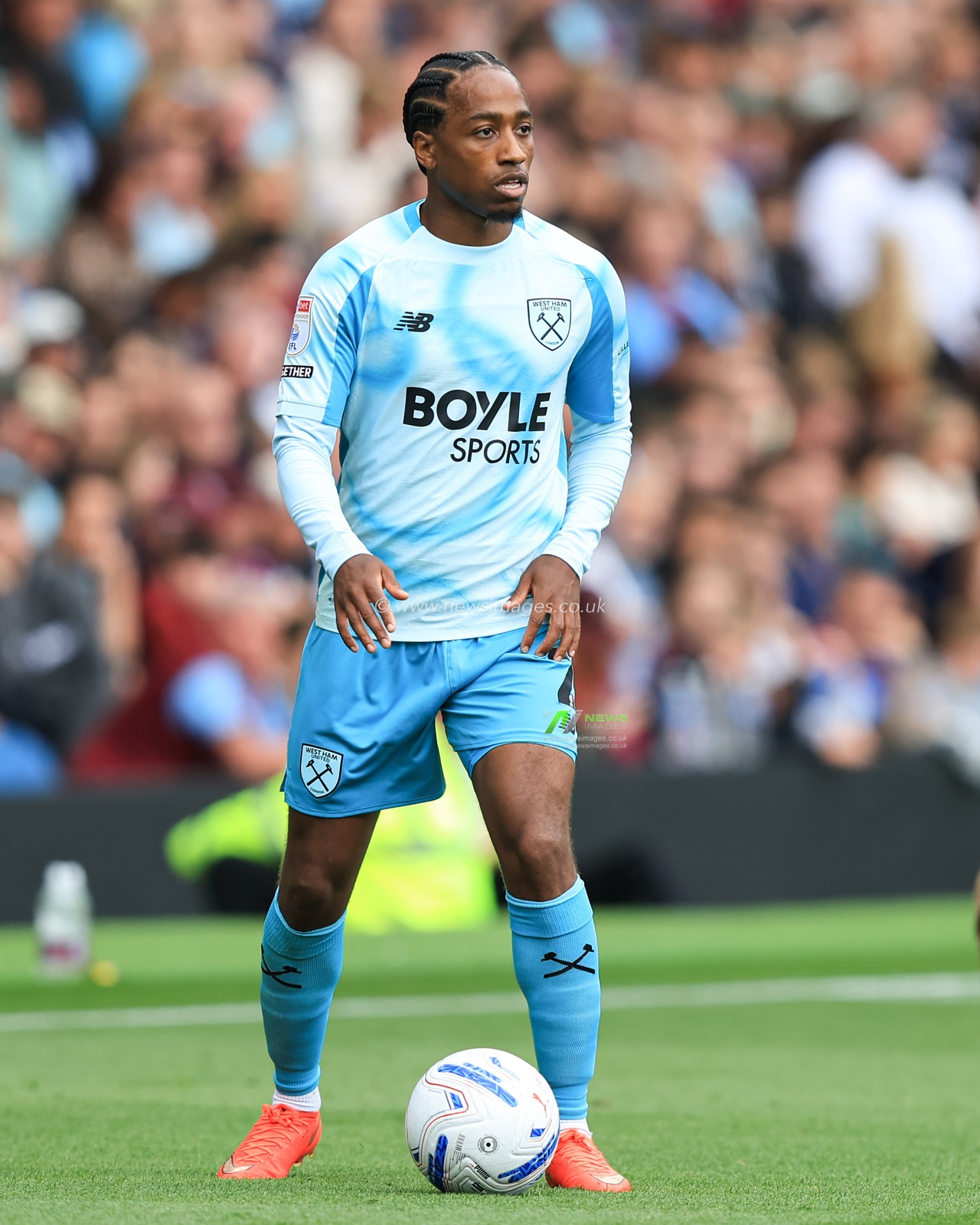 Kyle Walker-Peters of West Ham United with ball at his feet during the Sky Bet Championship match Burnley vs West Ham United at Turf Moor, Burnley, United Kingdom on 16 August 2026

(Photo by Jorge Horsted/News Images)