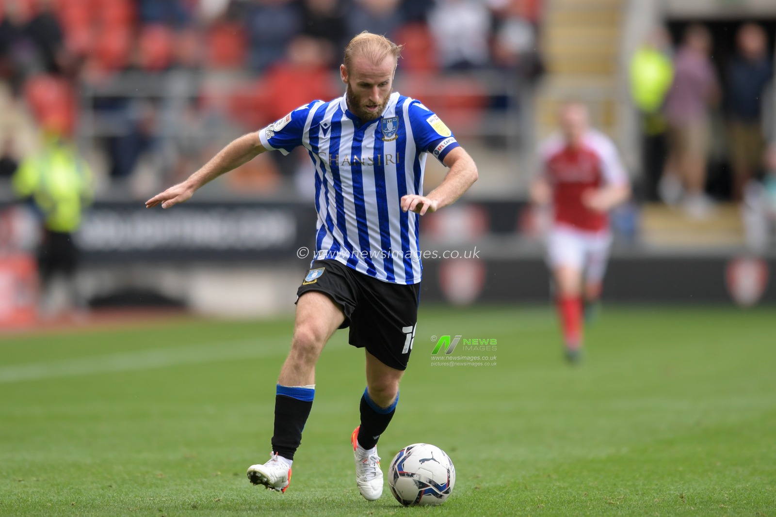 Barry Bannan #10 of Sheffield Wednesday runs forward with the ball