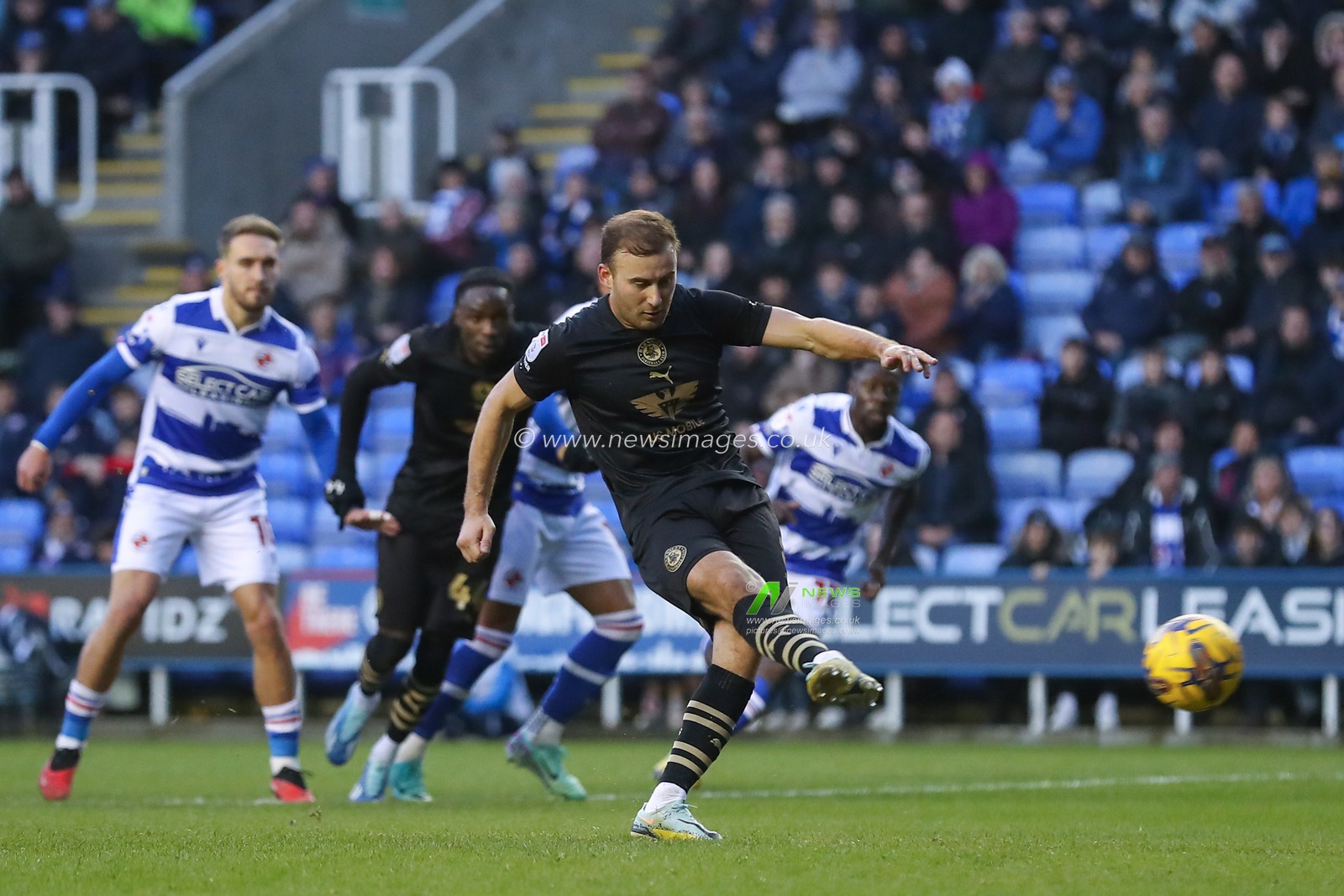 Herbie Kane #8 of Barnsley scores a penalty to make it 1-1 during the Sky Bet League 1 match Reading vs Barnsley at Select Car Leasing Stadium, Reading, United Kingdom, 9th December 2023

(Photo by Gareth Evans/News Images)