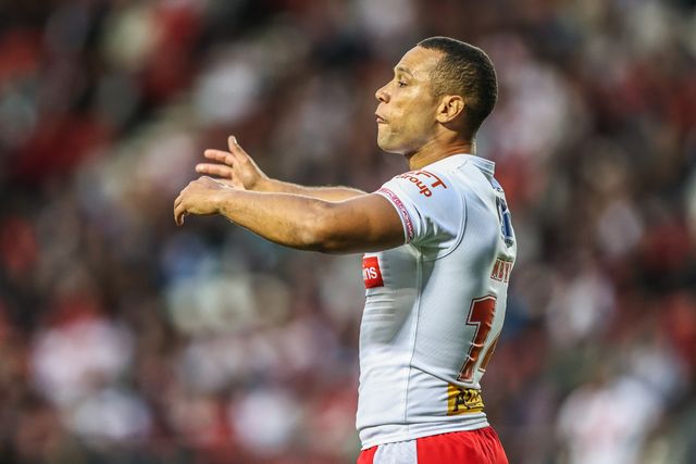 Moses Mbye of St. Helens gives team mates instructions during the Betfred Super League round 23 match St Helens vs Hull FC at Totally Wicked Stadium, St Helens, United Kingdom, 22nd August 2025

(Photo by Alfie Cosgrove/News Images)