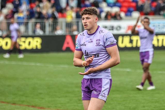 Zack Gardner of Warrington Wolves applauds the fans after the game during the Betfred Super League Round 11 match Wakefield Trinity vs Warrington Wolves at DIY Kitchens Stadium, Wakefield, United Kingdom, 18th May 2025

(Photo by Alfie Cosgrove/News Images)
