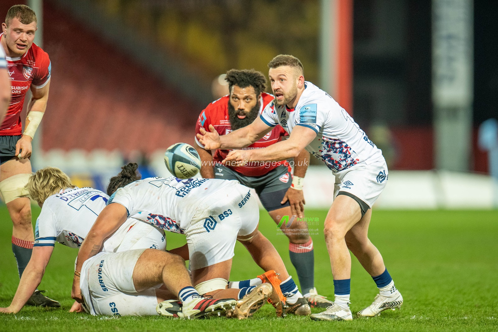 ANDY UREN #9 of Bristol Bears passes the ball